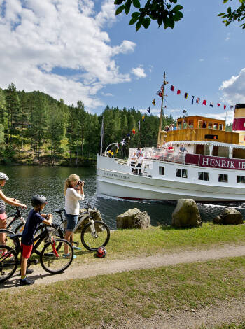 Take a trip on the Telemark Canal with one of the two canal boats, Victoria or Henrik Ibsen.