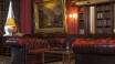 Die Lobby ist klassisch eingerichtet, mit Kronleuchter und Chesterfield-Möbeln in elegantem Burgund dekoriert.