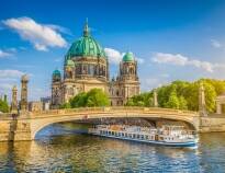 Domkirken i Berlin har en vakker beliggenhet ved vannet og rett ved byens populære museumsøy med mange opplevelser.