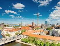 Besuchen Sie den Fernsehturm mit seiner großartigen Aussicht auf die Stadt Berlin. Hier können Sie auch gut essen.