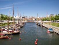 Den hyggelige havnebyen Kiel ligger ikke langt fra hotellet og her kan dere nyte den maritime stemningen.