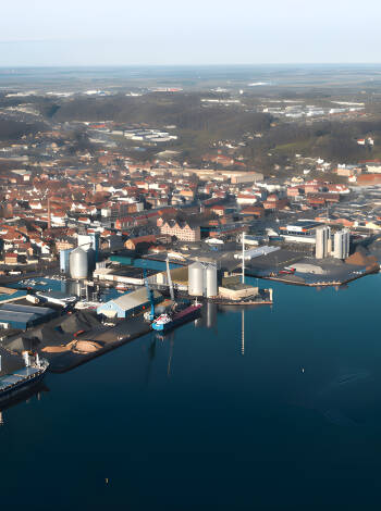 Ta med ressällskapet på besök till närliggande städer, Dybbøl Mølle, Frøslevlejren och den gamla gränsen vid Kruså.