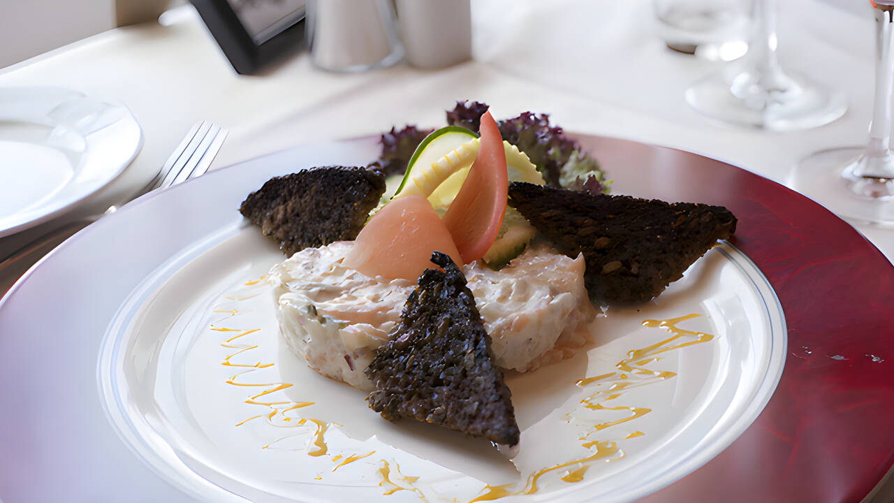 Bei schönem Wetter können Sie auch auf der gemütlichen überdachten Terrasse des Hotels essen.