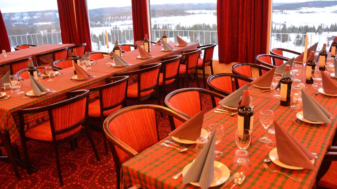 Das hoteleigene Restaurant ist hell und schön mit vielen großen Fenstern mit fantastischem Blick auf den Hornsjø-See.