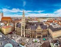 Marienplatz er et godt sted at starte turen rundt i München, som byder på et væld af kulturelle oplevelser.