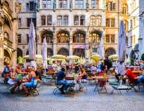 Tag et tiltrængt hvil på en af byens caféer og nyd en kop kaffe eller en frokost inden turen går videre i München.