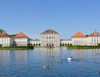 Nordväst om München kan ni besöka barockslottet Nymphenburg och se de vackra kungliga salarna med guldpläterade väggar.