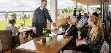 Hotellets flotte restaurant, 'Ostseerestaurant' byder på god mad og en skøn udsigt over havet.