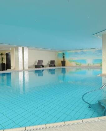 Das Hotel hat einen 1.100 m² großen Wellnessbereich mit Schwimmbad, Sauna, Spa-Bad und vielem mehr