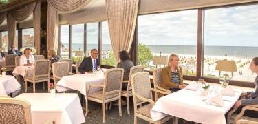 Hotellet har en 1 100 m² wellnessavdelning där ni kan koppla av i poolen, bastun eller med en spabehandling