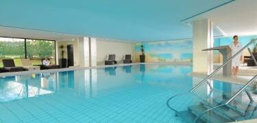 Das Hotel hat einen 1.100 m² großen Wellnessbereich mit Schwimmbad, Sauna, Spa-Bad und vielem mehr