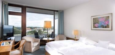 Hotellets moderne og lyse rom har alle egen balkong og utsikt over de vakre omgivelsene