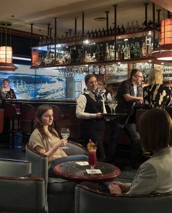 In der Hotelbar werden abends bei musikalischer Unterhaltung Drinks, Bier und Snacks serviert