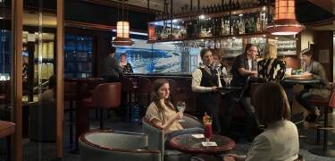 Hotelbaren bjuder på drinkar, öl, vin, snacks och musikaliska inslag på kvällarna