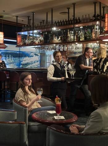 In der Hotelbar werden abends bei musikalischer Unterhaltung Drinks, Bier und Snacks serviert