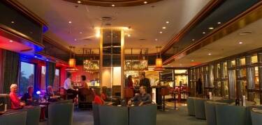 Hotelbaren bjuder på drinkar, öl, vin, snacks och musikaliska inslag på kvällarna