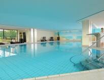 Hotellet har en 1 100 m² wellnessavdelning där ni kan koppla av i poolen, bastun eller med en spabehandling