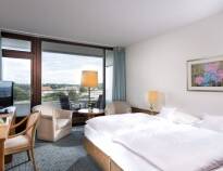 Die modernen, hellen Hotelzimmer haben alle einen eigenen Balkon mit Aussicht auf die schöne Umgebung