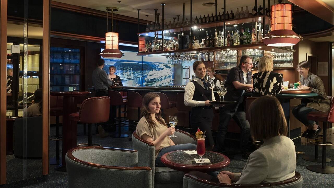 In der Hotelbar werden abends bei musikalischer Unterhaltung Drinks, Bier und Snacks serviert
