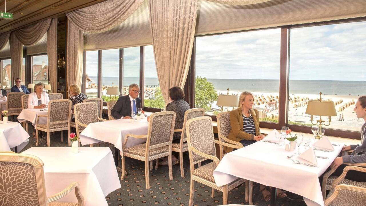 Hotellets flotte restaurant, 'Ostseerestaurant' byder på god mad og en skøn udsigt over havet.