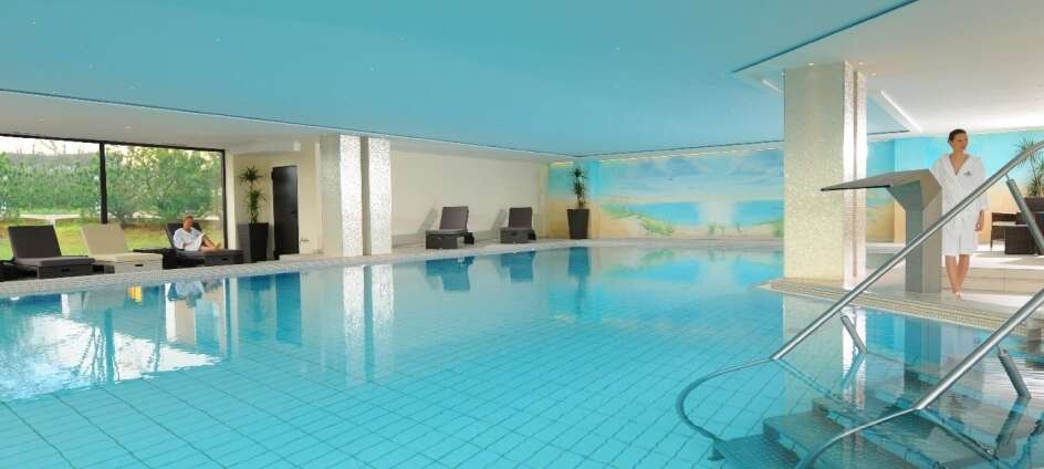 Das Hotel hat einen 1.100 m² großen Wellnessbereich mit Schwimmbad, Sauna, Spa-Bad und vielem mehr