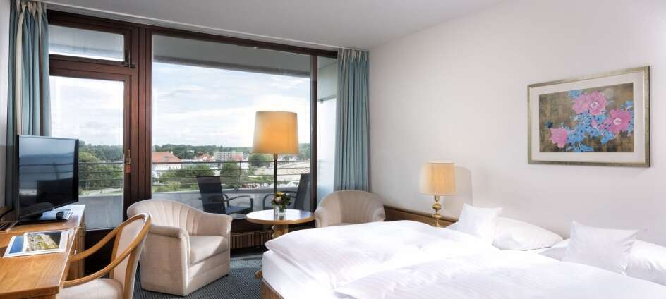 Die modernen, hellen Hotelzimmer haben alle einen eigenen Balkon mit Aussicht auf die schöne Umgebung