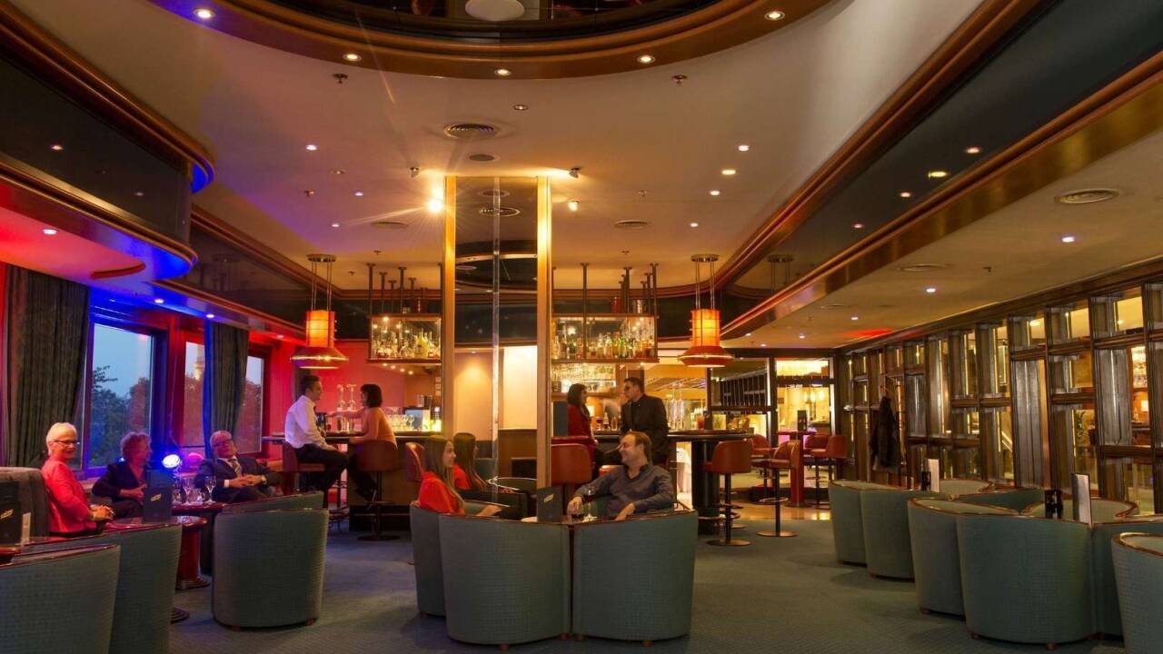 In der Hotelbar werden abends bei musikalischer Unterhaltung Drinks, Bier und Snacks serviert
