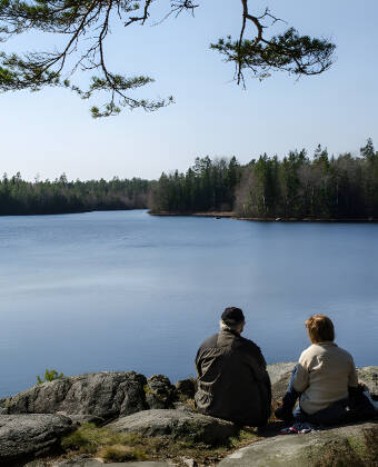 Udforsk den fantastiske natur ved Vättern-søen og det øvrige nordlige Småland. Perfekt til smukke og rolige vandreture.