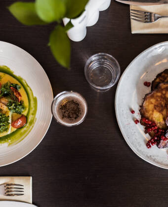 Nyt godt tilberedt og velsmakende mat i hotellets koselige restaurant.