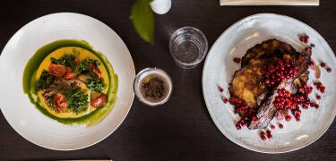 Nyt godt tilberedt og velsmakende mat i hotellets koselige restaurant.