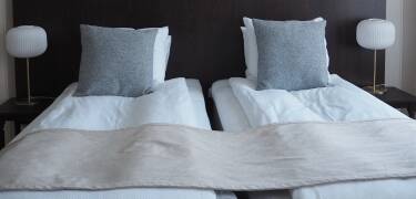 De pæne og friske hotelværelser fungerer som en god base under et ophold.