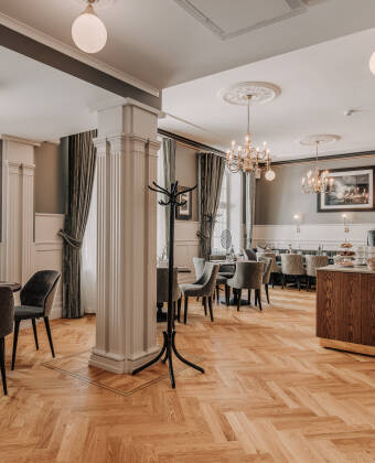 Probieren Sie hausgemachte Köstlichkeiten in Fröken Ljung's Café, das rund um die Uhr geöffnet ist.