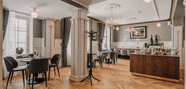 Probieren Sie hausgemachte Köstlichkeiten in Fröken Ljung's Café, das rund um die Uhr geöffnet ist.