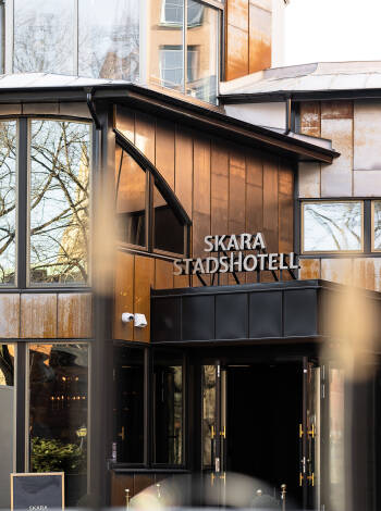 Hotellet är beläget mitt i Skara centrum.