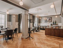 Probieren Sie hausgemachte Köstlichkeiten in Fröken Ljung's Café, das rund um die Uhr geöffnet ist.