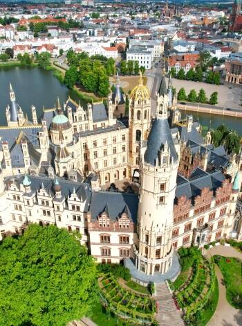 The impressive castle in Schwerin is considered one of the most beautiful and important buildings of the Romantic period in Northern Europe.