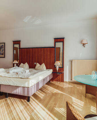 Die hellen Zimmer des Hotels bieten Zugang zu einem Wintergarten oder Balkon.
