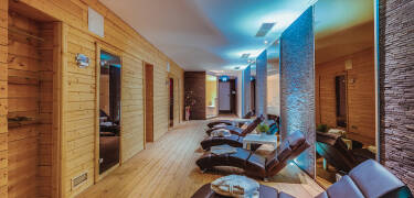 Das Hotel verfügt über einen Wellnessbereich mit einer finnischen Sauna und entspannenden Massagen.