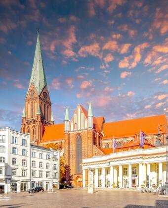Nyt en spasertur i Schwerins hyggelige bysentrum, hvor dere bl.a. kan se nærmere på det flotte rådhuset.