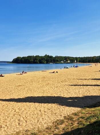 Om vädret tillåter det rekommenderas ett besök till Schwerins sandstrand för en dag av avkoppling och lek i vattnet.