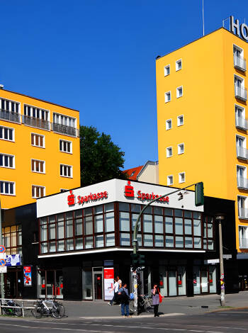 Hotellet ligger i Friedrichshain kvarteret, kendt for gadekunst, barer og spisesteder.