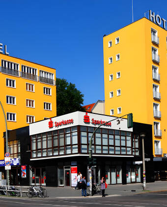 Hotellet ligger i Friedrichshain-området, kjent for gatekunst, barer og spisesteder.