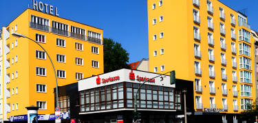 Hotellet ligger i Friedrichshain-området, kjent for gatekunst, barer og spisesteder.