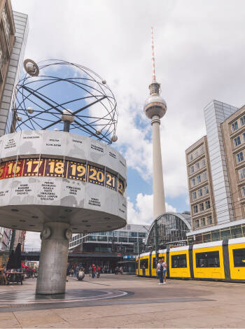 Hotellet har gode offentlige transportforbindelser til centrum, hvilket gør det nemt at udforske Berlins seværdigheder, herunder Alexanderplatz og det ikoniske fjernsynstårn.
