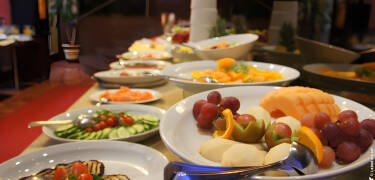 Start dagen med en generøs morgenmad på hotellet.