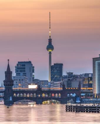 Machen Sie einen Spaziergang entlang der Spree, die nur wenige Schritte vom Hotel entfernt ist.
