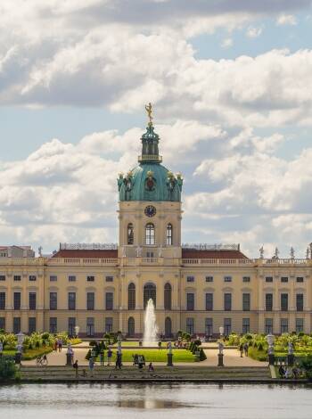 Åk på utflykt till Charlottenburg och upptäck det imponerande slottet.