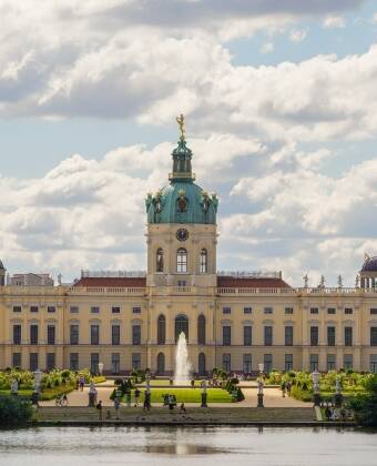 Ta en rask tur til Charlottenburg og besøk det store slottet.