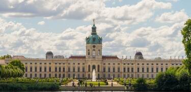 Machen Sie einen kurzen Ausflug nach Charlottenburg und erkunden Sie das große Schloss.