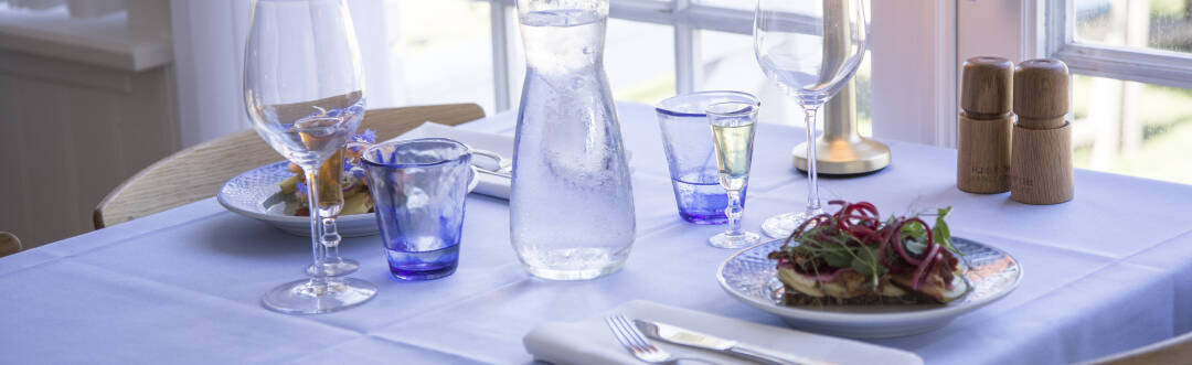 Restauranten er kjent for sin nyskapende tilnærming til det danske kjøkken, der sesongbaserte, lokale råvarer brukes til å lage minneverdige måltider.